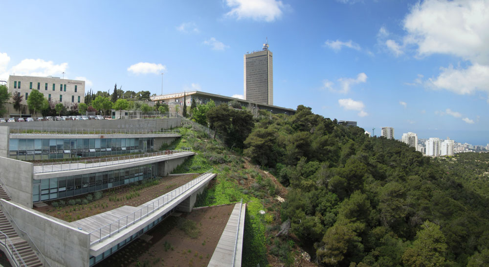 מבט לבית הסטודנט באוניברסיטת חיפה מכיוון צפון-מזרח. המרחב הציבורי פתוח, מגונן ופונה אל נוף מרהיב, אבל הפעילות החברתית העיקרית היא בקפטריות נוף קמפוסים אוניברסיטת חיפה