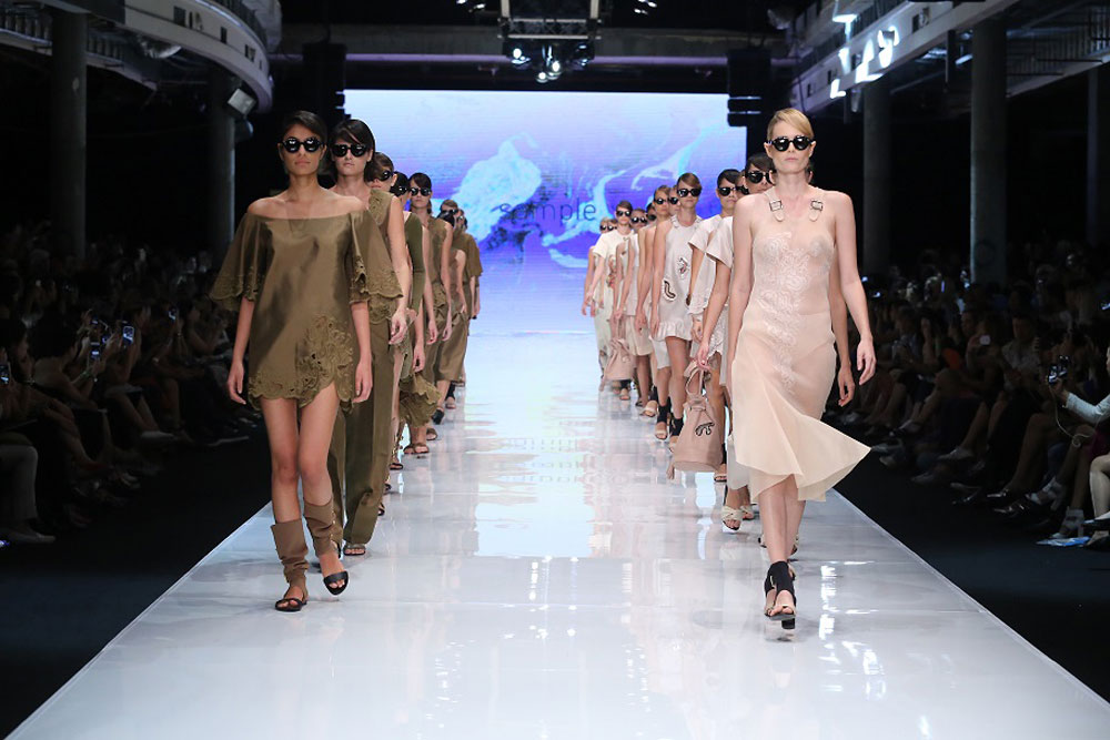 מלכות היופי שביט ויזל שבוע האופנה גינדי 2015 סמפל