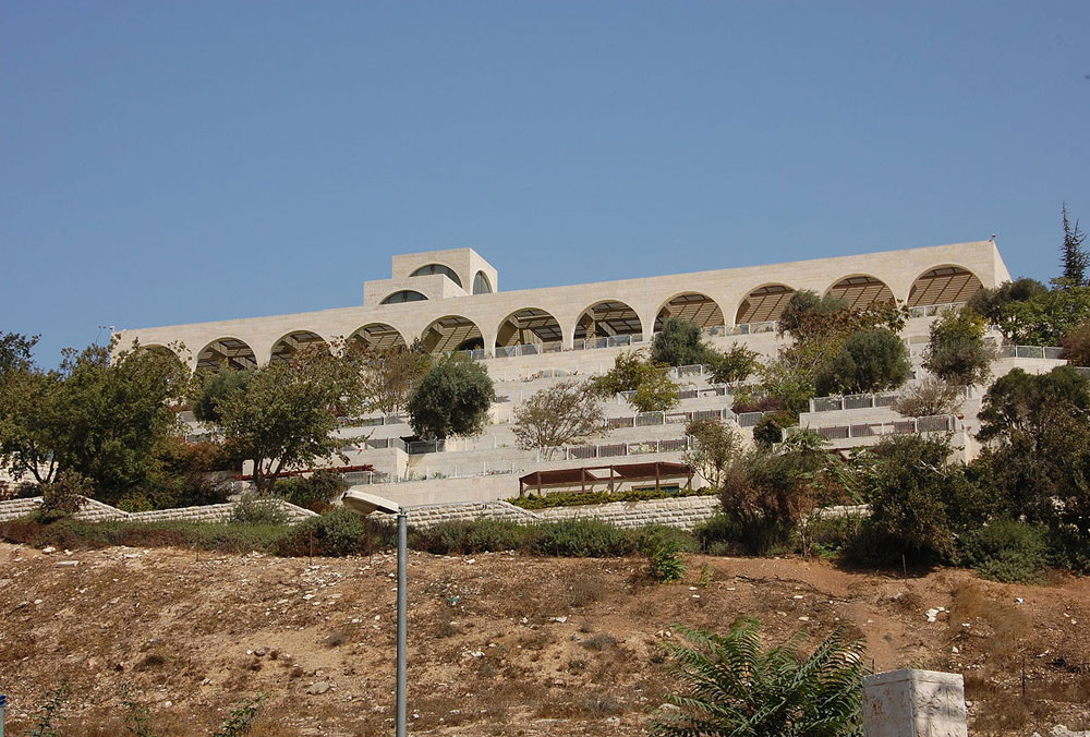 האוניברסיטה המורמונית בהר הצופים. רזניק זכה בפרס רכטר על הפרויקט האוניברסיטה המורמונית