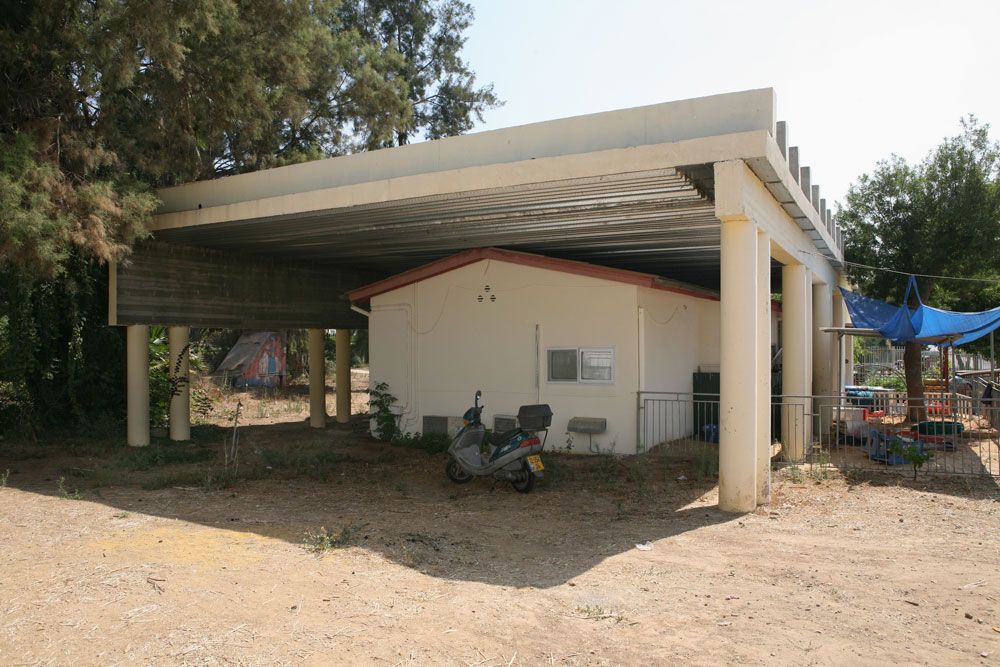 מעון יום בקיבוץ מפלסים, בשער הנגב, הוא דוגמה נוספת. החיים תחת אש שינו את פני האדריכלות הישראלית, כשהאדריכלים בכלל לא בתמונה ארץ מקלט מעון יום קיבוץ מפלסים