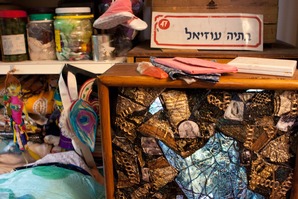 יצירות ועבודות לצד פיסות של זכרונות. שלט הדלת באולפני ההקלטה בטלוויזיה החינוכית מלאכת יד של בתיה עוזיאל