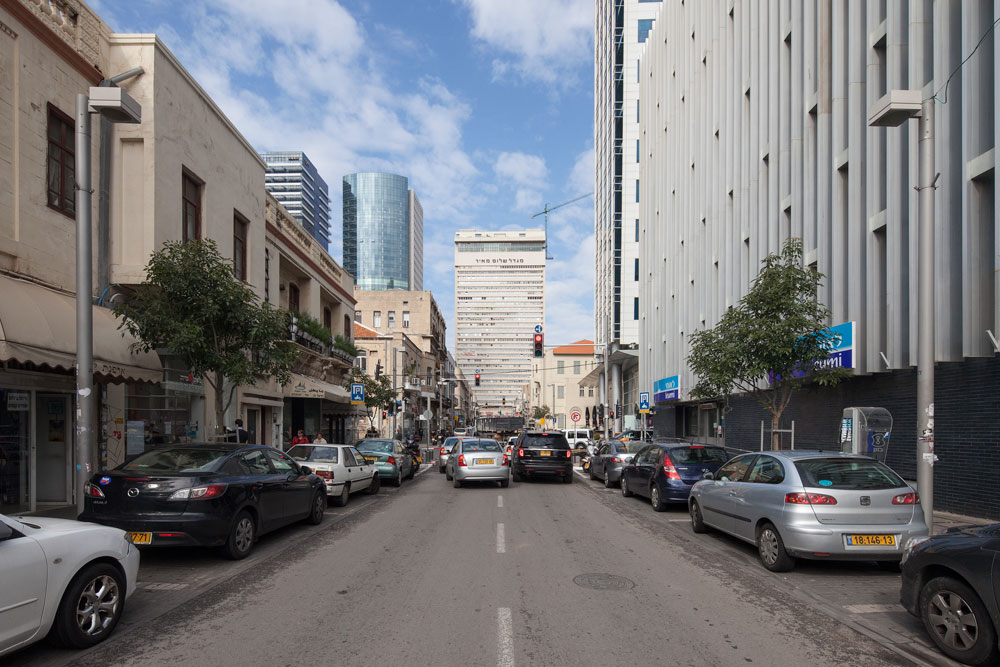ברחוב הרצל יראו פחות ופחות שמיים. העירייה מעודדת את הציפוף בליבה ההיסטורית ובמשיכת בנקים וחברות פיננסים. התוצאה, בין השאר: פקק תנועה מכביד (כי הרכבת הקלה קצת מתעכבת) רחוב הרצל רוטשילד מגדל שלום יהודה הלוי מגדל מאיר שלום