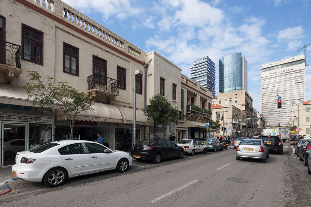 מגדל שלום, שהוקם בראשית שנות ה-60 בתירוץ של פתרון תחבורתי, לא סיפק את הסחורה מהבחינה הזו. הוא כן הפך לגורד השחקים הגבוה במזרח התיכון למשך כמה עשרות שנים רחוב הרצל רוטשילד מגדל שלום יהודה הלוי מגדל מאיר שלום