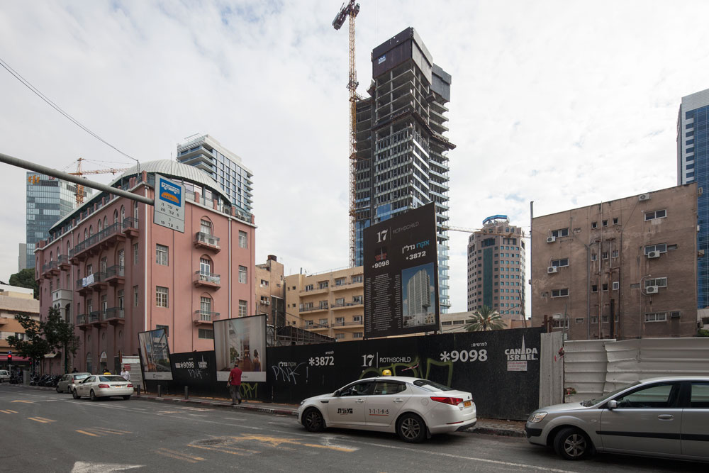 ממש ממול, קדחת המגדלים לא נעצרת: במגרש שבין רוטשילד לרחוב אחד העם נבנה גורד השחקים הזה, שלטובתו נהרס ''בית גילוץ'' ההיסטורי רחוב הרצל רוטשילד מגדל שלום יהודה הלוי מגדל מאיר שלום