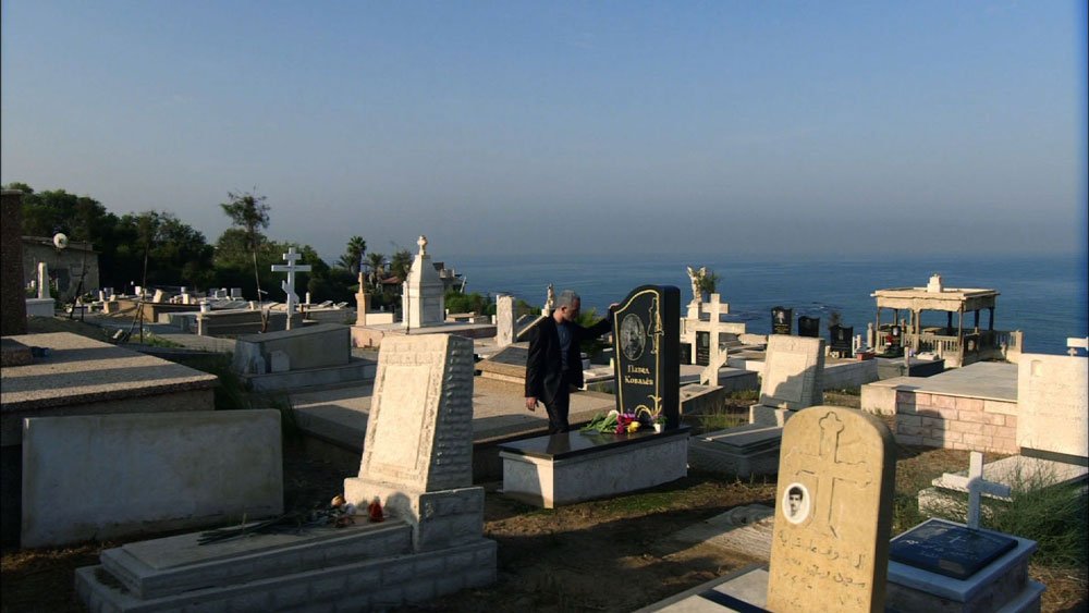 בסדרה: ניקולה קובלובה (שלום מיכאלשווילי) מקעקע את שמות משפחת אסולין על זרועו, כשהוא נשען על קבר אחיו (שנבנה לצורך הסצינה). במציאות: בית הקברות הנוצרי-אורתודוקסי, בראש רכס הכורכר המשקיף על הים בקצה יפו בצמוד למרכז פרס לשלום הבורר בית הקברות הנוצרי