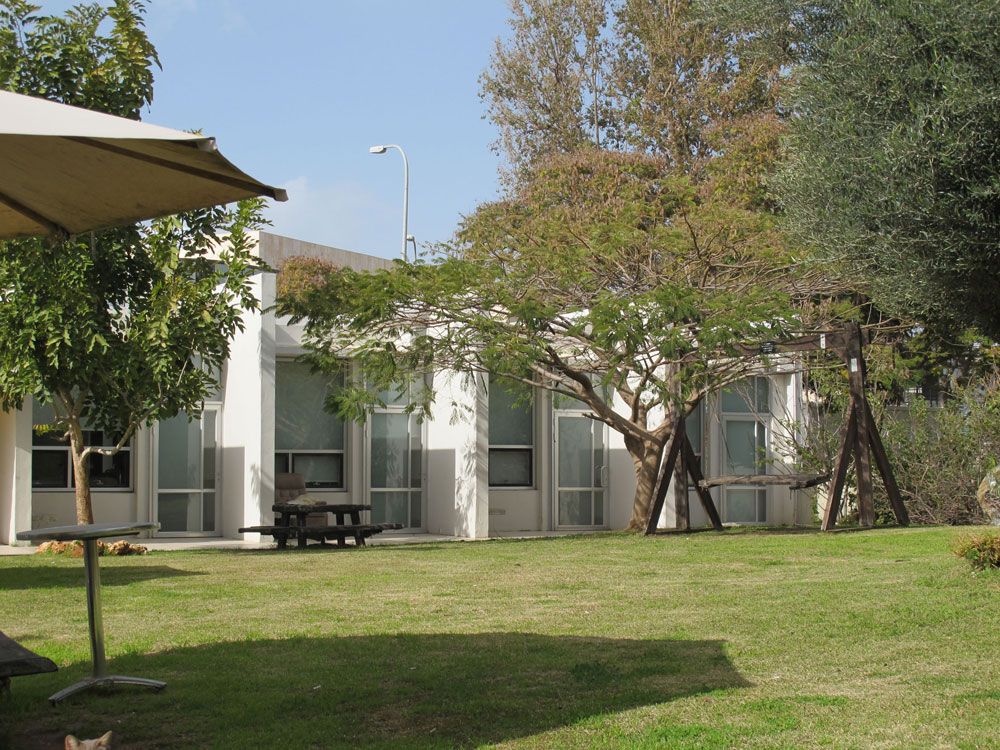 החדרים מופנים כלפי החצר הפנימית, שופעת הצמחייה המגוונת, כך שהחולים והמבקרים יוכלו להביט בה דרך חלונות גדולים הוספיס תל השומר עדה כרמי-מלמד