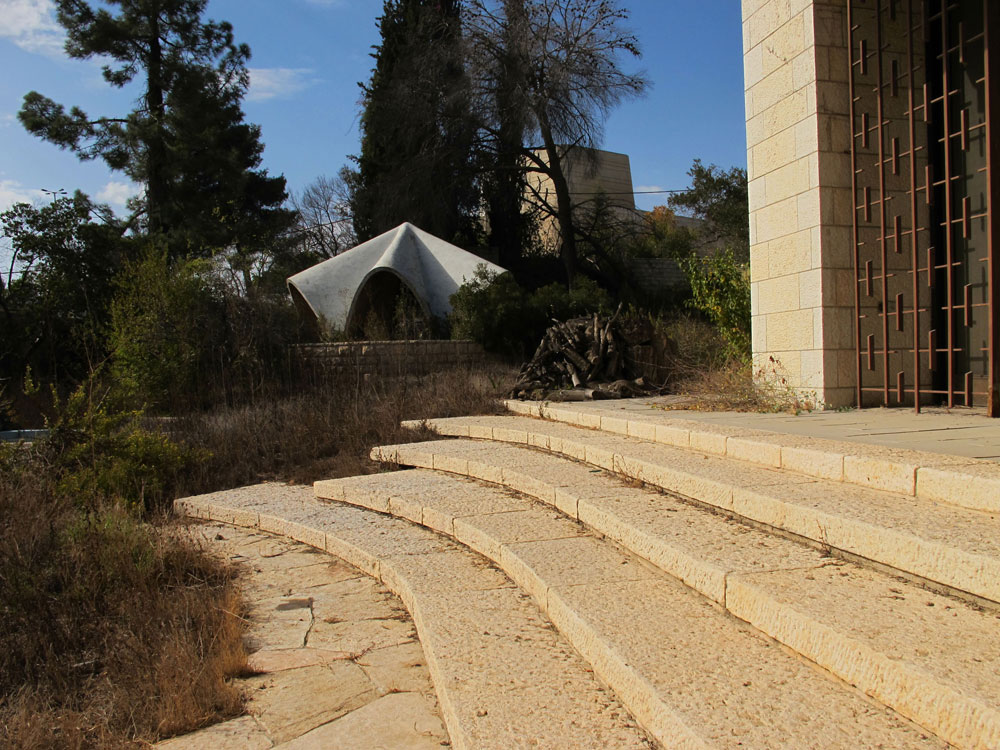 בית התה, כפי שהוא נראה היום. ברקע אפשר לראות את תיאטרון ירושלים, ששליש מעלות בנייתו תרם מיילס שרובר. במרחק הליכה קצר נמצאים גם משכן הנשיא, מכון ון ליר והאקדמיה למדעים וילה שרובר