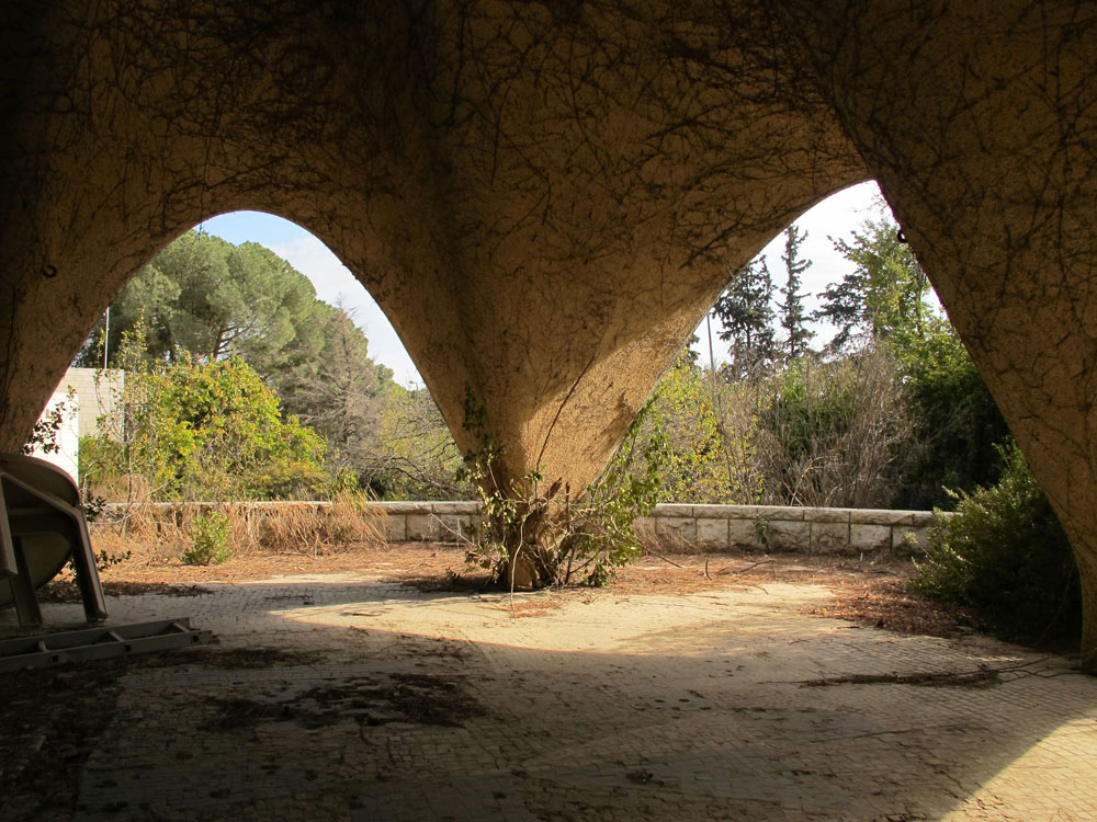 האם הקונים החדשים יבנו על המגרש בתי פאר שיעמדו שוממים רוב הזמן, כמו במקומות רבים מדי בירושלים, או שיהיה כאן מבנה שיתרום לחיים ולתנועה באזור? וילה שרובר