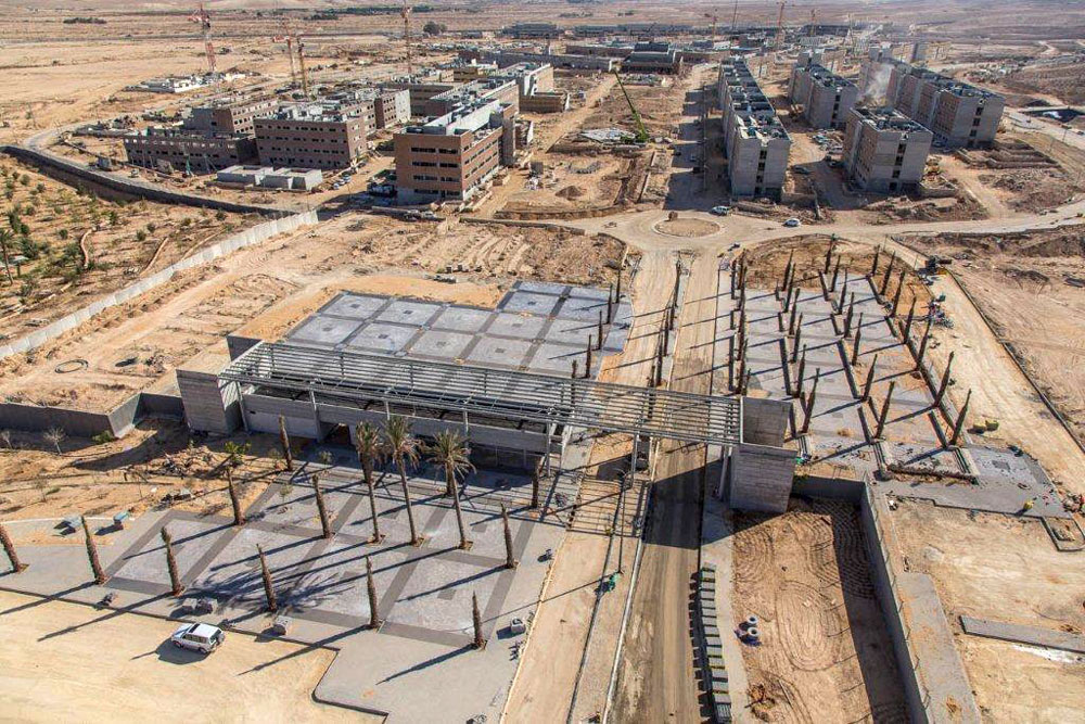עיר הבה''דים, מראה כללי. מימין: שכונת המגורים. במרכז יוקם פארק. משמאל: בנייני הדרכה. בתחתית התמונה: רחבת הכניסה. הדקלים כבר נטועים עיר הבהדים
