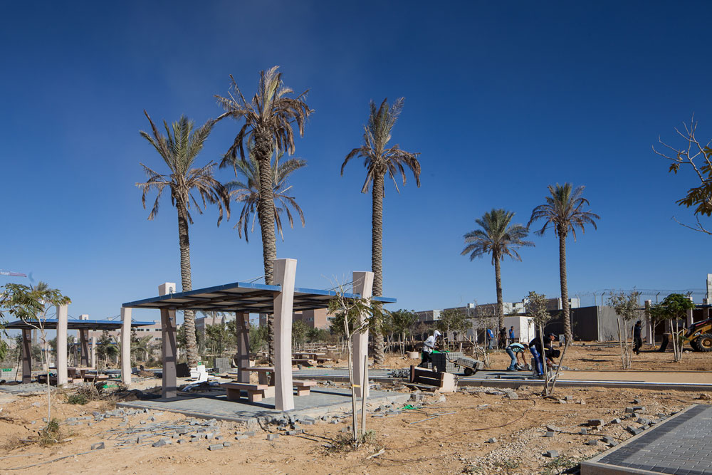 פועלים מרצפים את מרכז המבקרים בכניסה עיר הבהדים