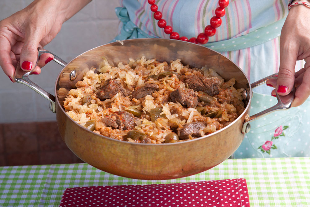 לשימוש הכתבה בלבד סקלי גולאש עם כרוב כבוש סיר לשבת אוכל הונגרי