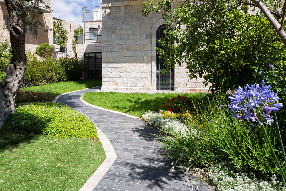 חזית הבית, שנבנה לפני כ-120 שנה בשכונת מוסררה, בידי משפחה ערבית אמידה שיצאה מחומות העיר העתיקה. הפתח המקושת הגבוה מקורי, פרופילי הברזל השחורים חדשים איבן לנג בית מוסררה ירושלים