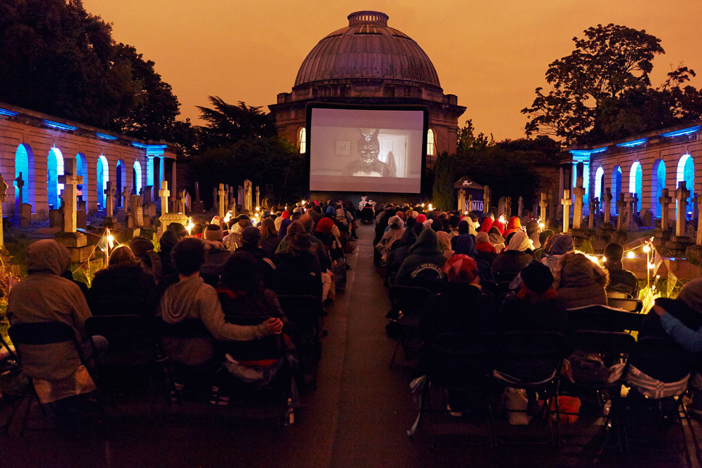 The Nomad Cinema בבית הקברות ברומפטון בלונדון. את האוויר ממלאים קולות של צחוק, מוזיקה וגם לא מעט צרחות, בגלל סרטי האימה שמוקרנים שם. האם לא הגיע הזמן להכיר בבתי הקברות כחלק בלתי נפרד מהעיר, ממש כפי שהמוות הוא חלק בלתי נפרד מהחיים? לשימוש הבלוג בלבד שפת רחוב בתי קברות
