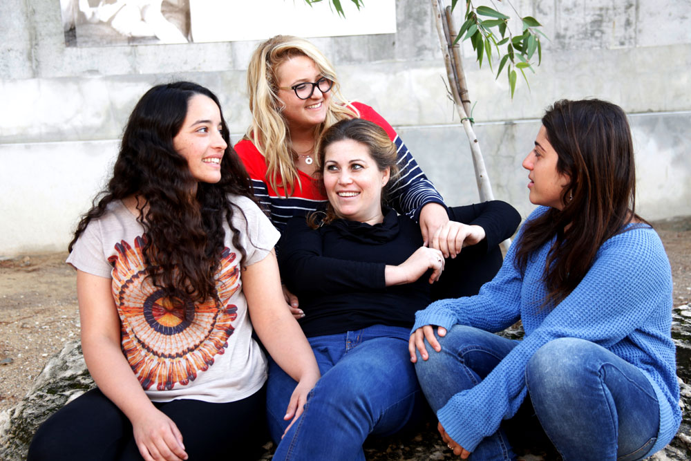 מיכל ברקאי (במרכז, בסוודר כהה) עם החניכות שני שברו (מימין), מיכל ארמה ושחר לכמן. מכינת עלמא