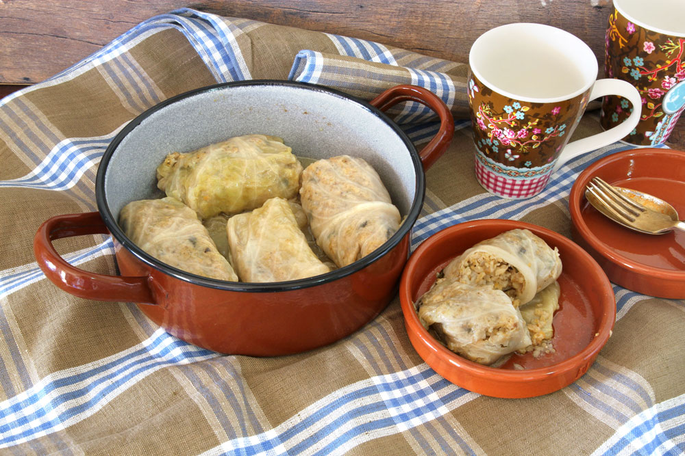 לשימוש הכתבה בלבד כרוב ממולא בורגול חומוס סיר לשבת ממולאים