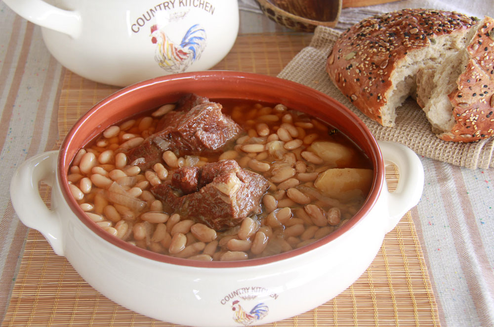 מרק שעועית עם צלעות בקר לשימוש בכתבה בלבד מרק שעועית עם בשר צלעות בקר סיר לשבת שעועית