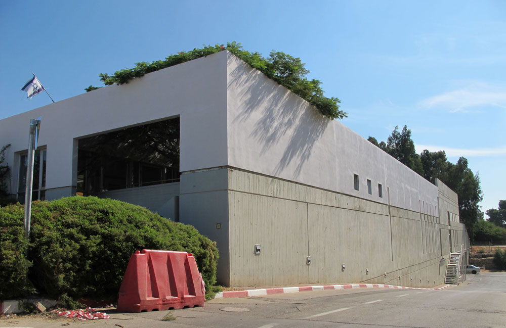 ''האם המבנה אמור להיות אובייקט עצמאי, רחוק מהיום-יום? האם יפנה עורף למדרכות, לבית החולים ולכביש הסמוך? האם הוא ישות נפרדת עם גן פרטי שקט, המנותק מהעין הציבורית?'' הוספיס תל השומר עדה כרמי-מלמד