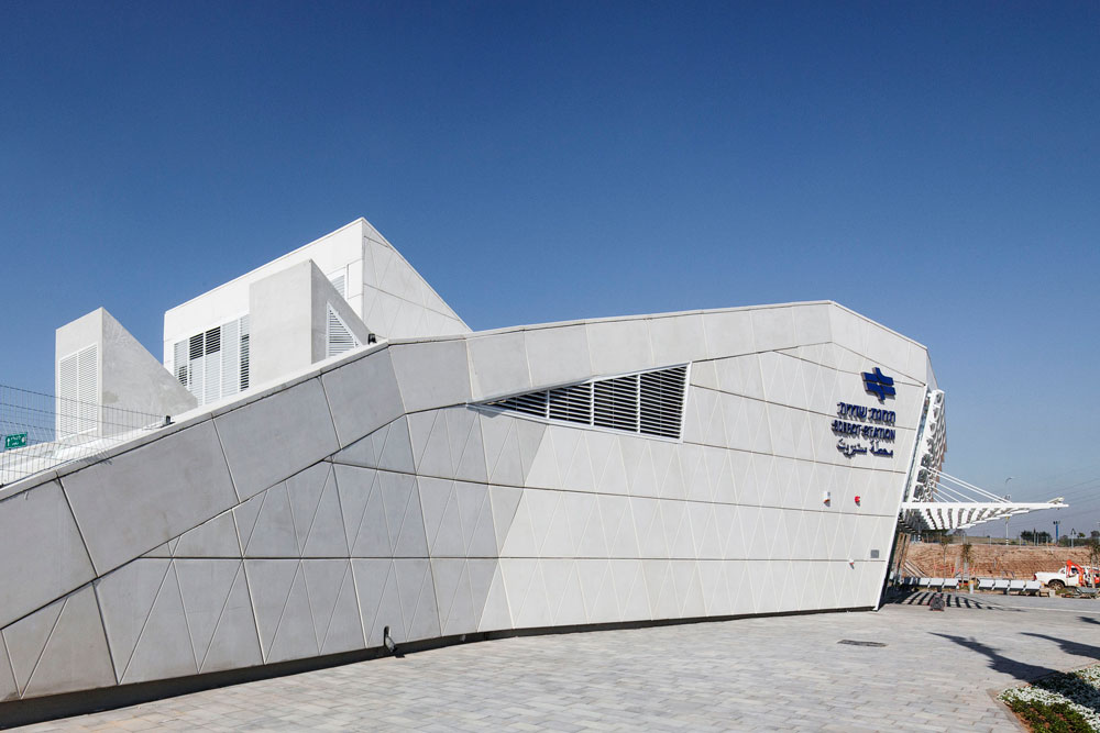 המעטפת המאסיבית, בעובי של כ-50 ס''מ, מצופה באריחי בטון משולשים תחנת רכבת שדרות