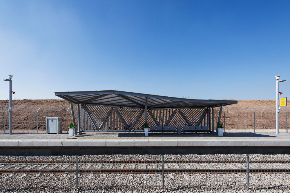 סככות ההמתנה ברציפים זכו לעיצוב מקורי, מעניין בהרבה מהסככות הגנריות ברחבי הארץ תחנת רכבת שדרות