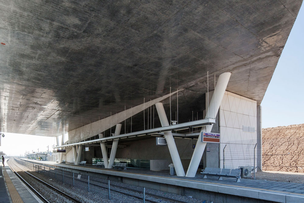 מבנה חצי סגור חצי פתוח עם תקרה גבוהה במיוחד, שחזיתו הפנימית עשויה בטון מוחלק. הנוסעים זוכים להגנה מרבית מפני פגיעת טילים אפשרית תחנת רכבת שדרות