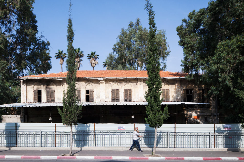 בית התבשיל ברחוב הכרמל 22. במקור קראו לו בית פקידי היקב והוא נטוע בתוך גן המייסדים הסמוך ליקב הוותיק שימור ראשון לציון בית התבשיל כרמל 22