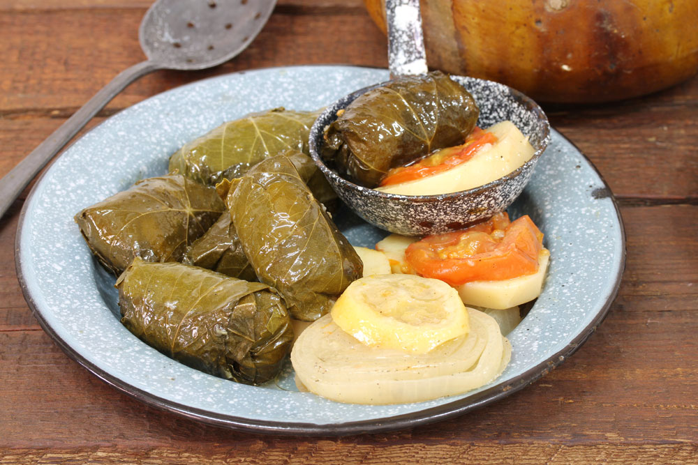 עלי גפן ממולאים באורז, עגבניות ותפוחי אדמה לשימוש הכתבה בלבד סיר לשבת עלי גפן ממולאים צמחוניים עם תפוחי אדמה עגבניות