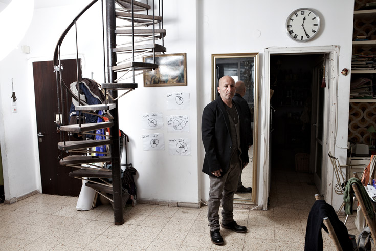 דורון אשכנזי בביתו, לבוש בבגדים מבוטיק L'etranger. דורון אשכנזי מעצב אופנה בגדים חליפה פרויקט פסח מעצבים בוחרים תלבושת ליל הסדר