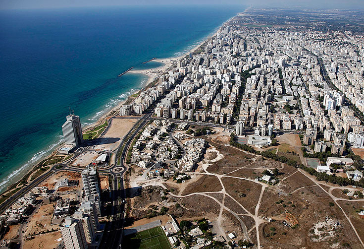 צמיחה אדירה בעיר: אצטדיון חדש, אזור תעשייה מצליח, מגדלים על הים ועכשיו גם בית עירייה דומיננטי נתניה צילום אוויר