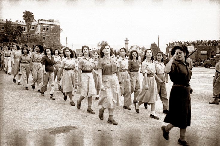 מצעד כוחות צה''ל לאחר שחרור טבריה, אפריל 1949. חיילות במדים לא אחידים מדים מדי צהל מדי צהל ביתמונה