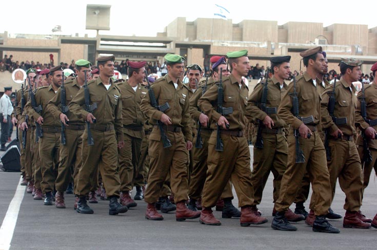 חיילים בסיום קורס קצינים כיום. המדים מייצרים היררכיה פנימית מסודרת מדים חיילים סיום קורס קצינים