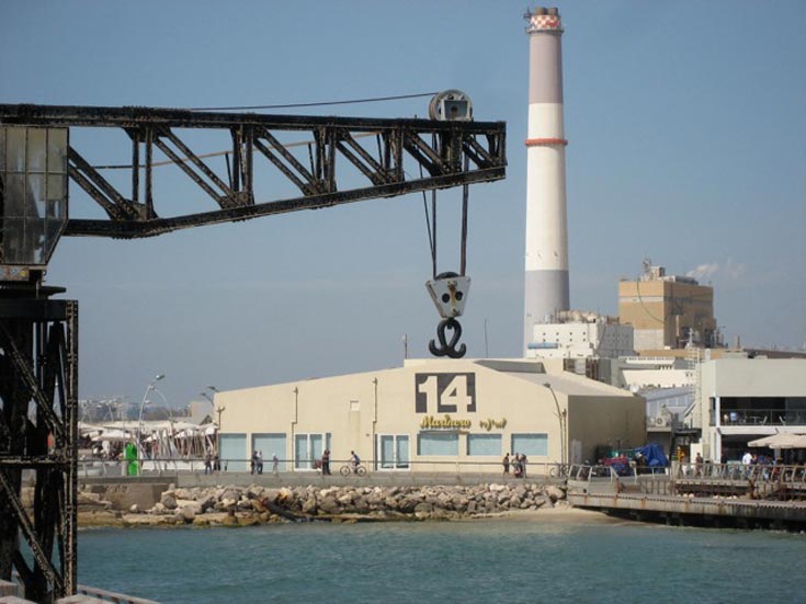 נמל תל אביב היום. ההאנגר הפך ממחסן סחורות לאולם אירועים, העגורן הוא אנדרטה לימים עברו, והארובה כבר לא מפיחה עשן טל ברמן קווים בנמל נמל תל אביב