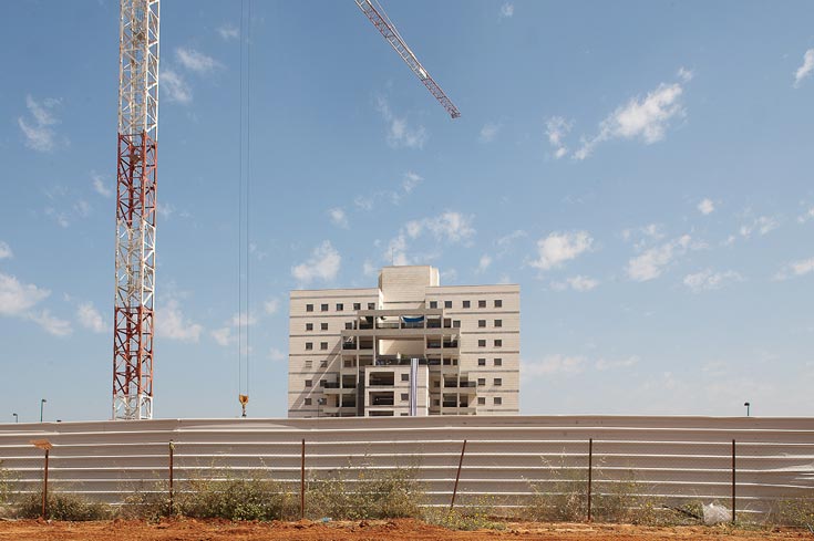 בונים במלוא המרץ בשכונה. רצו שמקום העבודה יהיה סמוך למגורים, כדי למנוע פקקים ולאפשר חיים מסביב לשעון. גם זה לא מתרחש קרית אונו אייקון ICON
