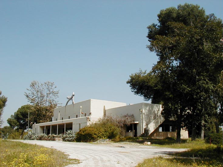 חדר האוכל בקיבוץ גבעת השלושה, בתכנונו של אריה שרון חדר האוכל בגבעת השלושה אריה שרון