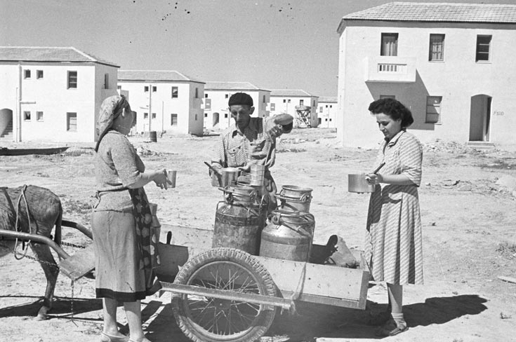 החלבנים חילקו את החלב בשכונות מתוך כדים שהובלו על עגלה רתומה לחמור. חלבן בבאר שבע בתחילת שנות ה-50 חלבן מחלק חלב עם עגלה וחמור בבאר שבע