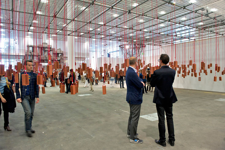 פסל חתיכה תלויה קנדל גריס גלריה גודמן דרום אפריקה ארט באזל ארט בזל