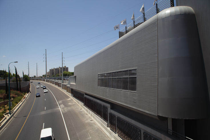 תחנת וולפסון היא הבולטת ביותר בעיצוב שלה. היא נמצאת על מחלף וולפסון המחבר שלוש ערים, והאדריכל ארמון ניסה לייצג את האירודינמיות של הרכבת בעיצוב התחנה תחנת רכבת תחנות רכבת חדשות