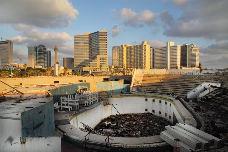 הדולפינריום, אחת מיצירות הדגל של זולוטוב, כפי שהוא נראה כיום. מיועד להריסה דולפינריום תל אביב