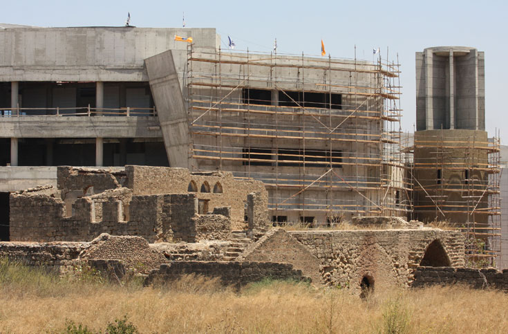 קשה עדיין לשפוט את ההבט העיצובי. האדריכל מדבר על קו מודרני שמתאפיין בגווני אפור לבן, בחומרי גמר כגון לוחות אלומיניום ואבן גרניט אצטדיון נתניה
