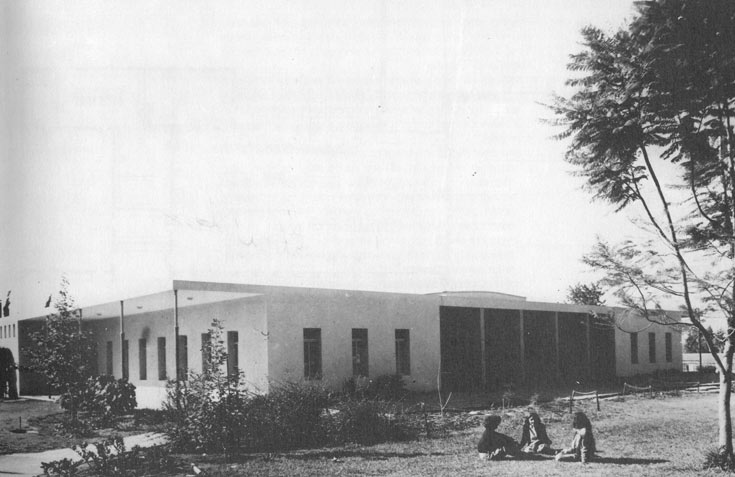 חדר האוכל של מזרע, בתכנון שמואל מסטצ'קין, שנות ה-50. במקום אולם אחד גדול, שני אגפים וביניהם חצר. המודל הועתק בקיבוצים רבים, המקור נהרס מזרע חדר אוכל אדריכלות קיבוצית