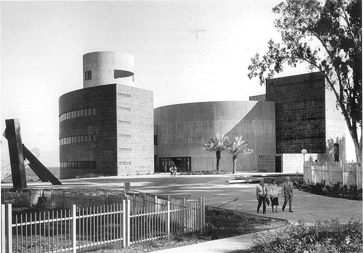 ''בית אלון'' בגינוסר, בתכנון חנן הברון, 1981. שילוב נהדר ואינטלקטואלי של צורות גינוסר גנוסר בית אלון אדריכלות קיבוצית