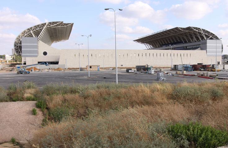 אצטדיון המושבה. האדריכל החליט ''למשוך'' את הגג , ולגרום לו ''להישפך'' על החזיתות אצטדיון פתח תקוה