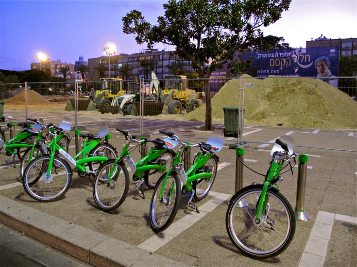 עידוד רוכבי האופניים נכנס גם כאן לתהליך: רצף שבילים בכל שדרות העיר, שדרוג הרוכבים ברחוב בלוך, ופחות הפרעת כלי רכב כיכר רבין