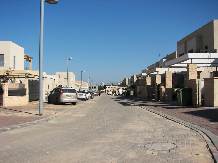שכונת ההרחבה. בשונה מהמרחבים הנעימים והפתוחים של הקיבוץ, הבתים הפרטיים מסתתרים מאחורי גדרות גבעת ברנר שכונת ההרחבה