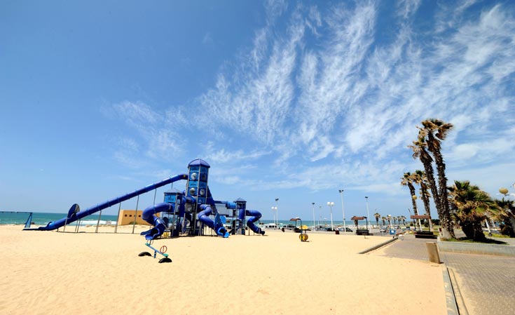 גן שעשועים בטיילת, המספקת אתנחתא מצוינת למבוגרים וילדים כאחד גן שעשועים טיילת בת ים