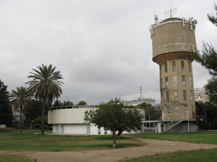 מוזיאון ארי ליד מגדל המים. חלק מסיור דרך ריאות ירוקות ונקודות ציון תרבותיות מוזיאון ארי מוזיאון העיר בת ים ליד מגדל המים