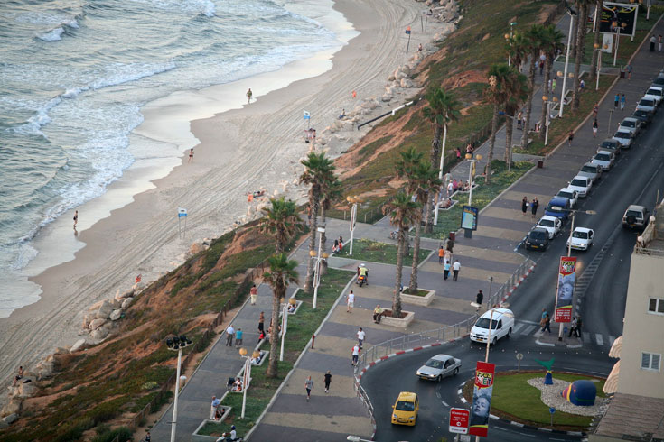 רצועת חוף יפה וטיילת שוקקת, המתאימה לאחד מהסיורים הירוקים או להליכה רומנטית לילית טיילת בת ים