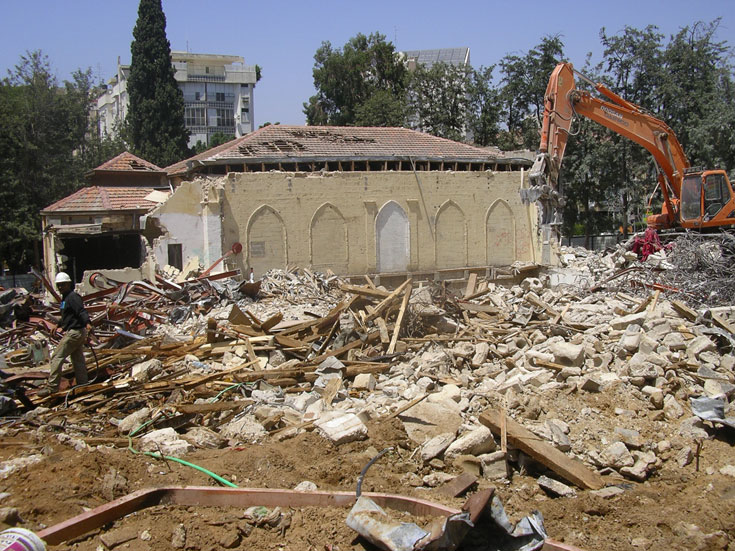 והנה מה שקרה ברחובות, בזמן החידוש והשיחזור של בית העם ההיסטורי. ליווי האדריכלים לא עזר, לדעת הכותב בית העם רחובות