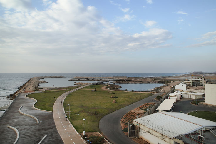 מימין תחנת הכוח, משמאל הים, ובמרכז הפארק. הציבור קיבל את השטח בחזרה פארק רדינג פארק רידינג ברוידא מעוז