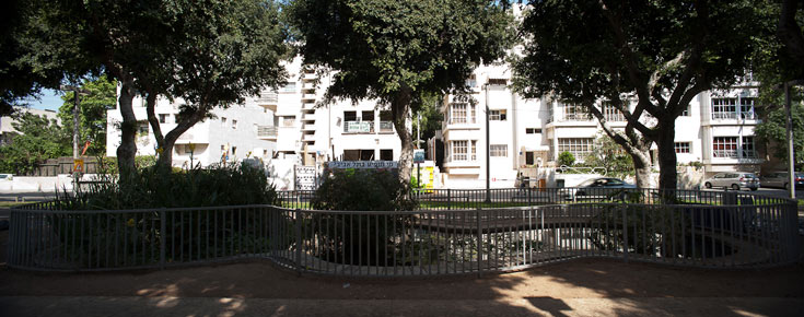 מול רוטשילד 118. בריכת מים בצורת שלולית, בתכנון הגנן הראשי לשעבר אברהם קרוון רוטשילד 118 תל אביב בריכת מים שלולית אברהם קרוון