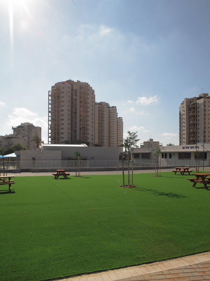 כאן החליטו לחסוך מים ובתחזוקה: הדשא הוא סינתטי. שטח ציבורי סמוך משרת את התלמידים ואת תושבי האזור, ושערי בית הספר נפתחים בגמר הלימודים בית ספר מורשת נריה גבעת שמואל